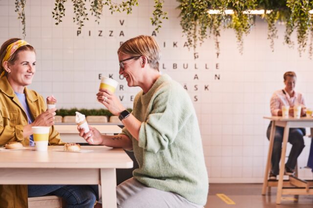 Menschen sitzen und essen im Schweden Bistro bei Ikea