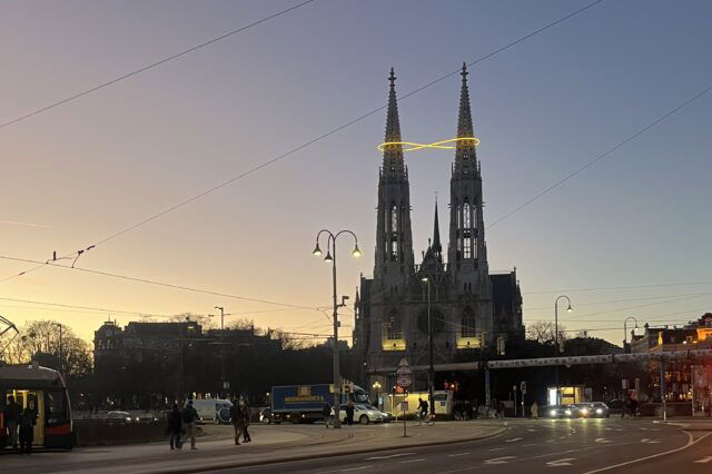 Blick auf die Votivkirche bei Sonnenuntergang in Wien