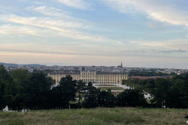 Blick auf das sommerliche Schloss Schönbrunn in Wien