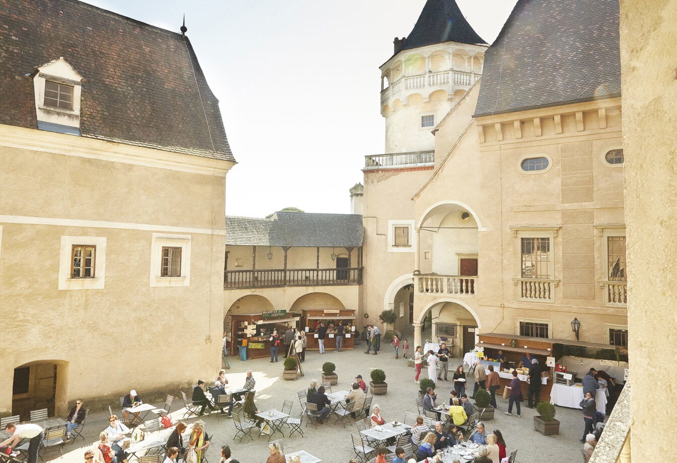 Der Ostermarkt auf dem Schloss Rosenburg.