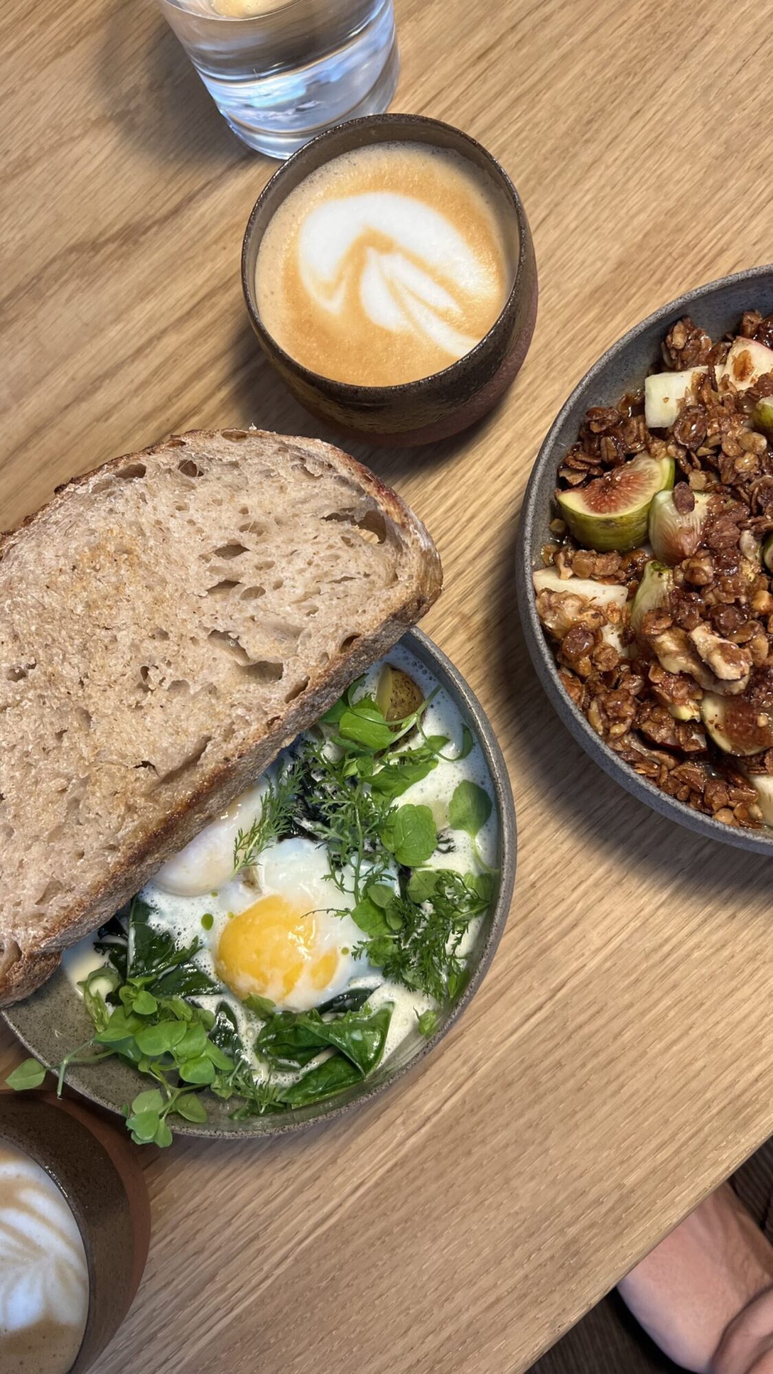 eine frische Eierspeise mit Sauerteigbrot, Granola und ein Kaffee im Meinklang Hofladen in Wien