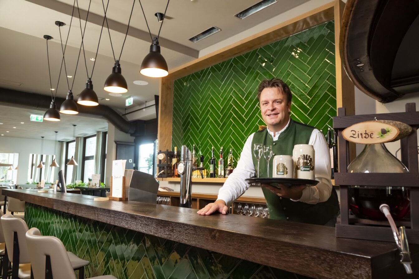 Gösser Bräu Wirt Robert Grossauer verkauft das Bier zu günstigen Preisen