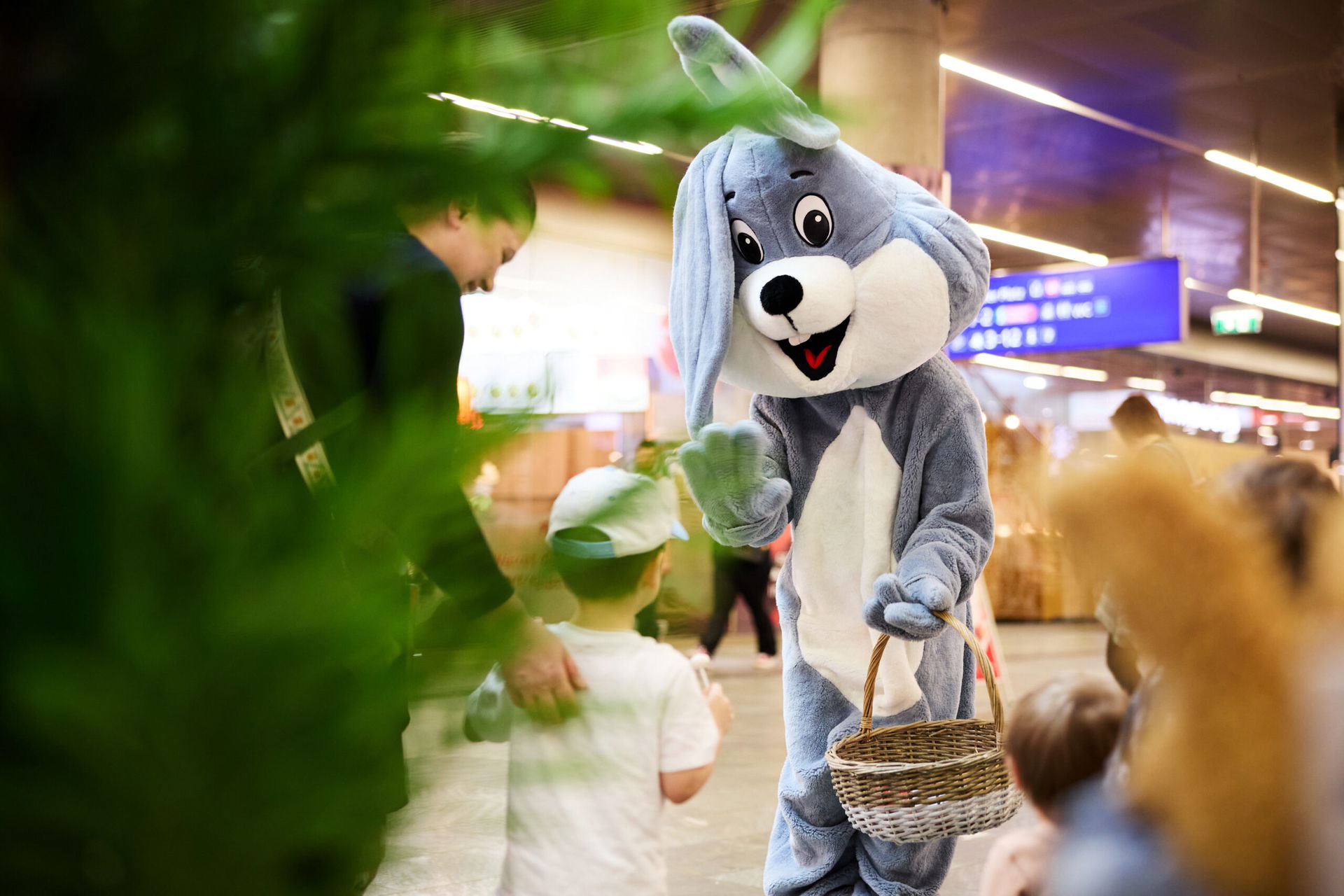 Der Osterhase in der BahnhofCity Wien Hauptbahnhof