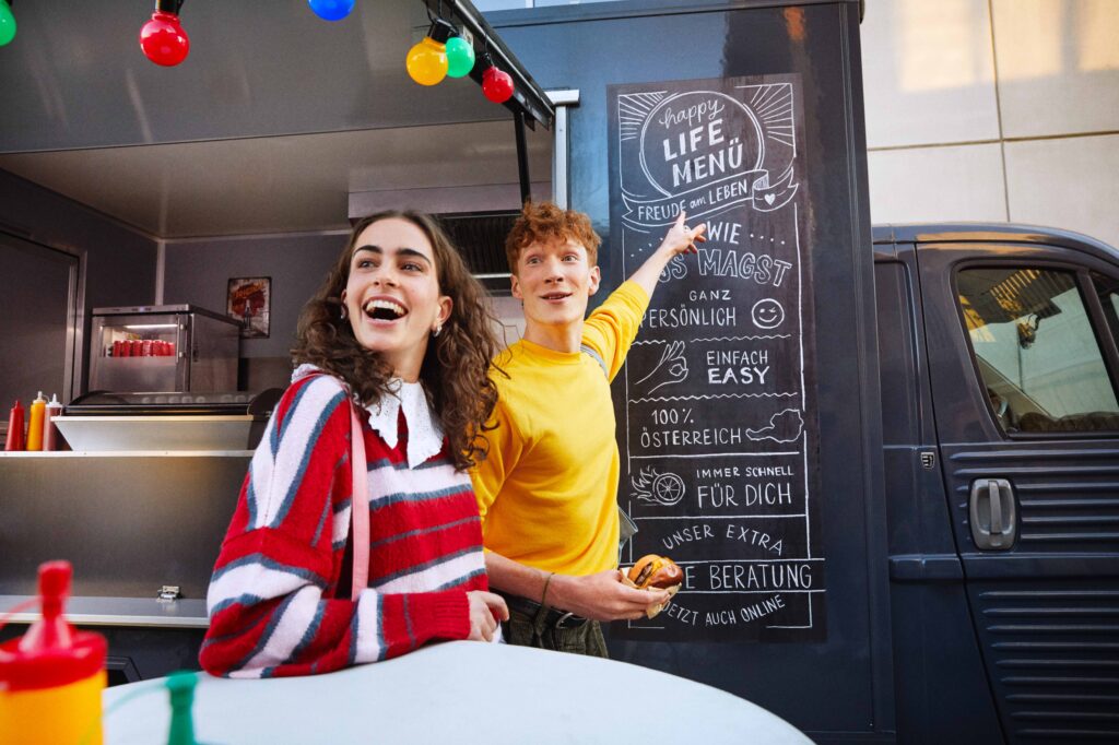 Personen zeigen auf Tafel bei Imbiss (c) Rafaela Pröll