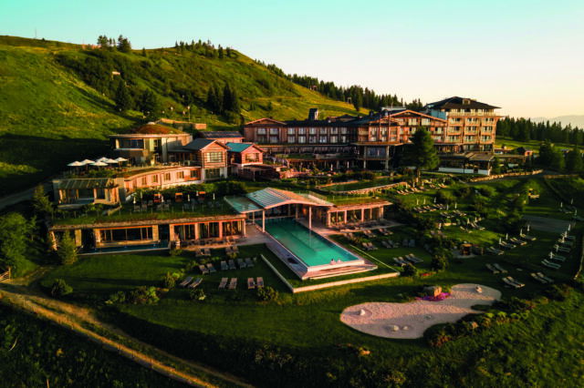 Blick auf das Mountain Resort Feuerberg bei Sonnenuntergang