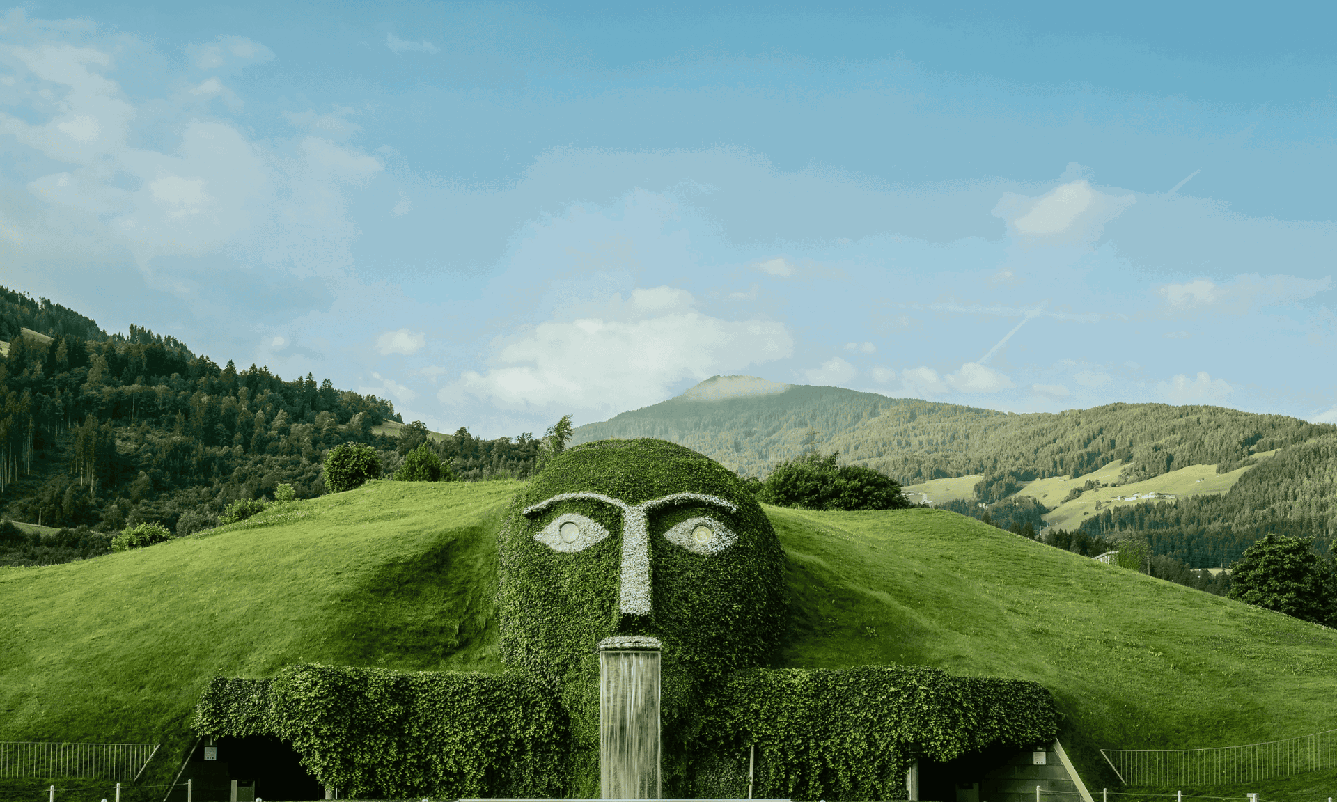 Blick auf den Riesen im Hügel bei den Swarovski Kristallwelten