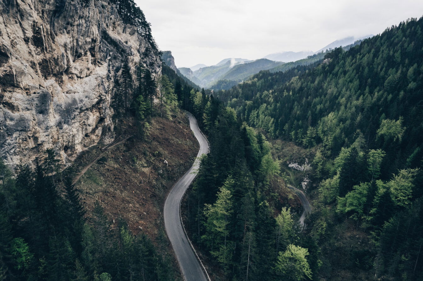 die hügelige Landschaft am Semmering in Niederösterreich