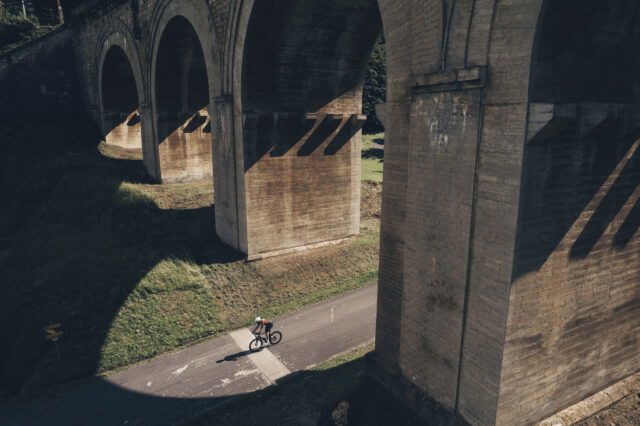 ein Radfahrer durchquert ein Aquädukt am Semmering in Niederösterreich