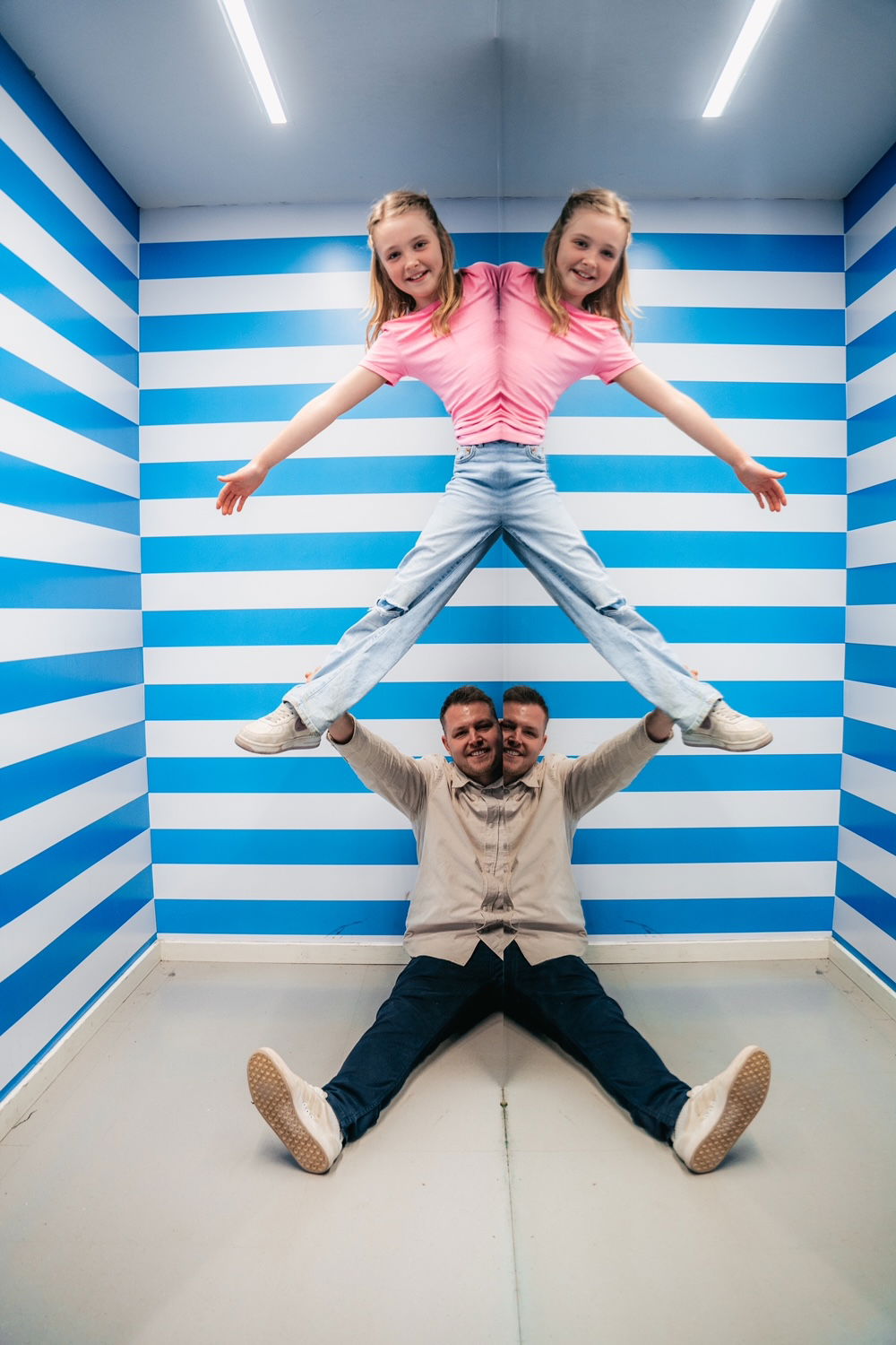 Mann mit Kind im Museum der Illusionen in Wien