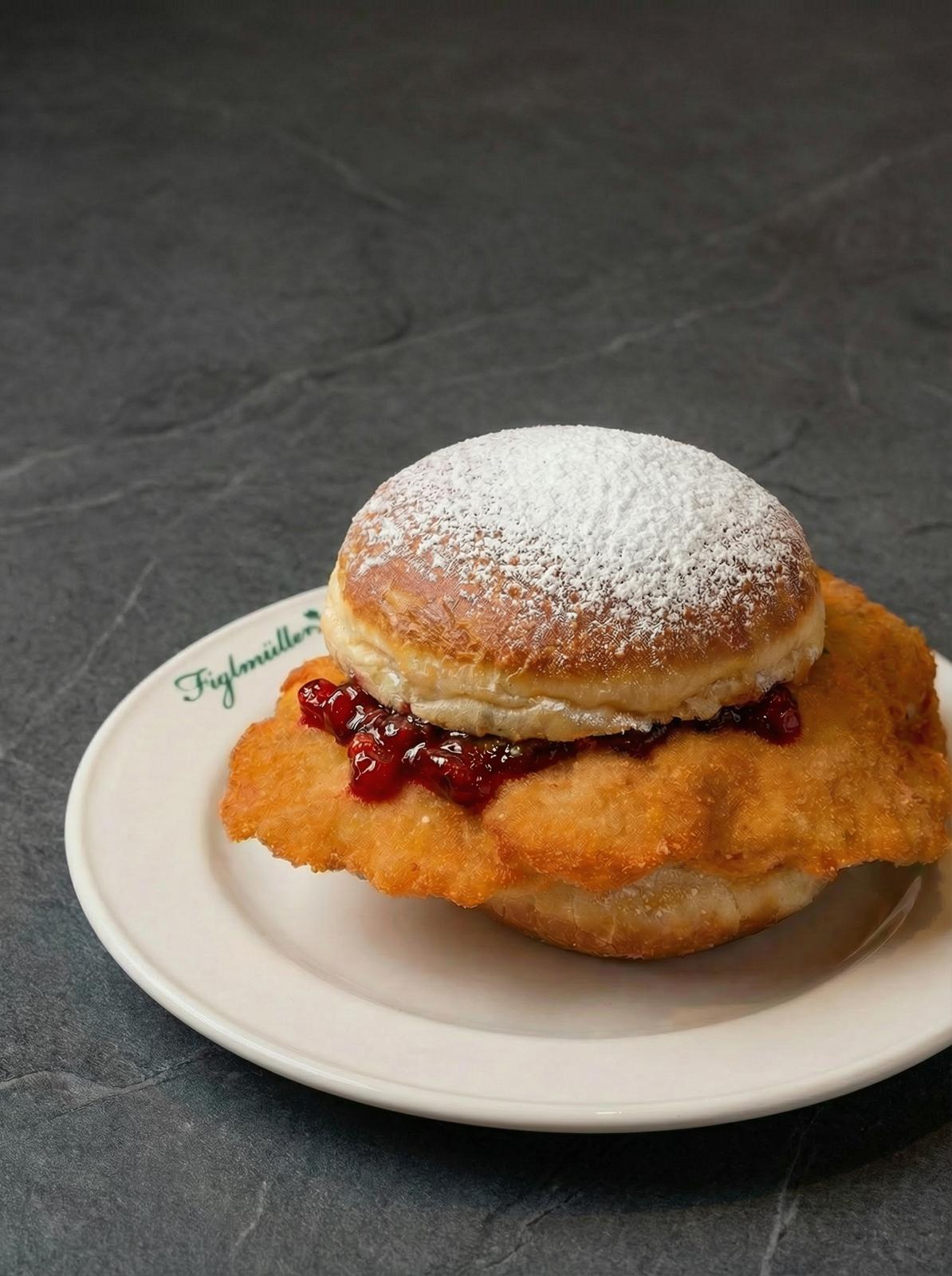 der Wiener Krapfen vereint süßen Krapfen und Figlmüller-Schnitzel