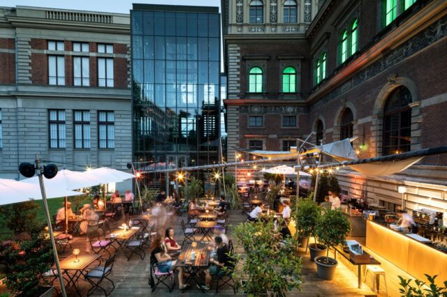 der Gastgarten vom Restaurant Salonplafond im 1. Bezirk in Wien beleuchtet und bei Abendstimmung