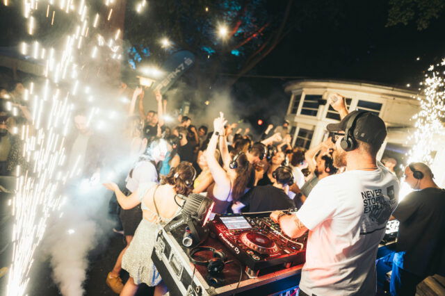 Menschen feiern bei der Silent Disco