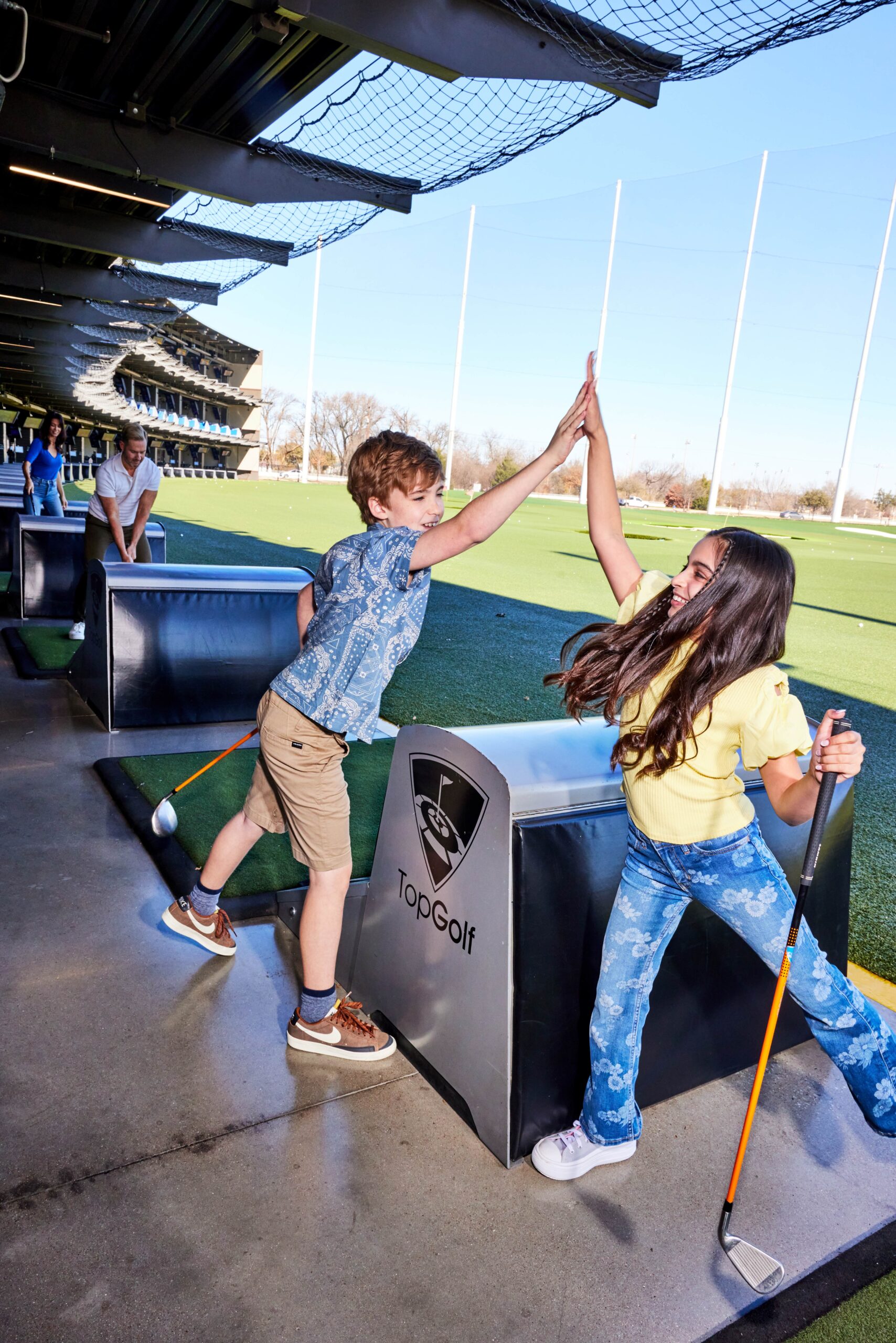 Kinder spielen bei Topgolf