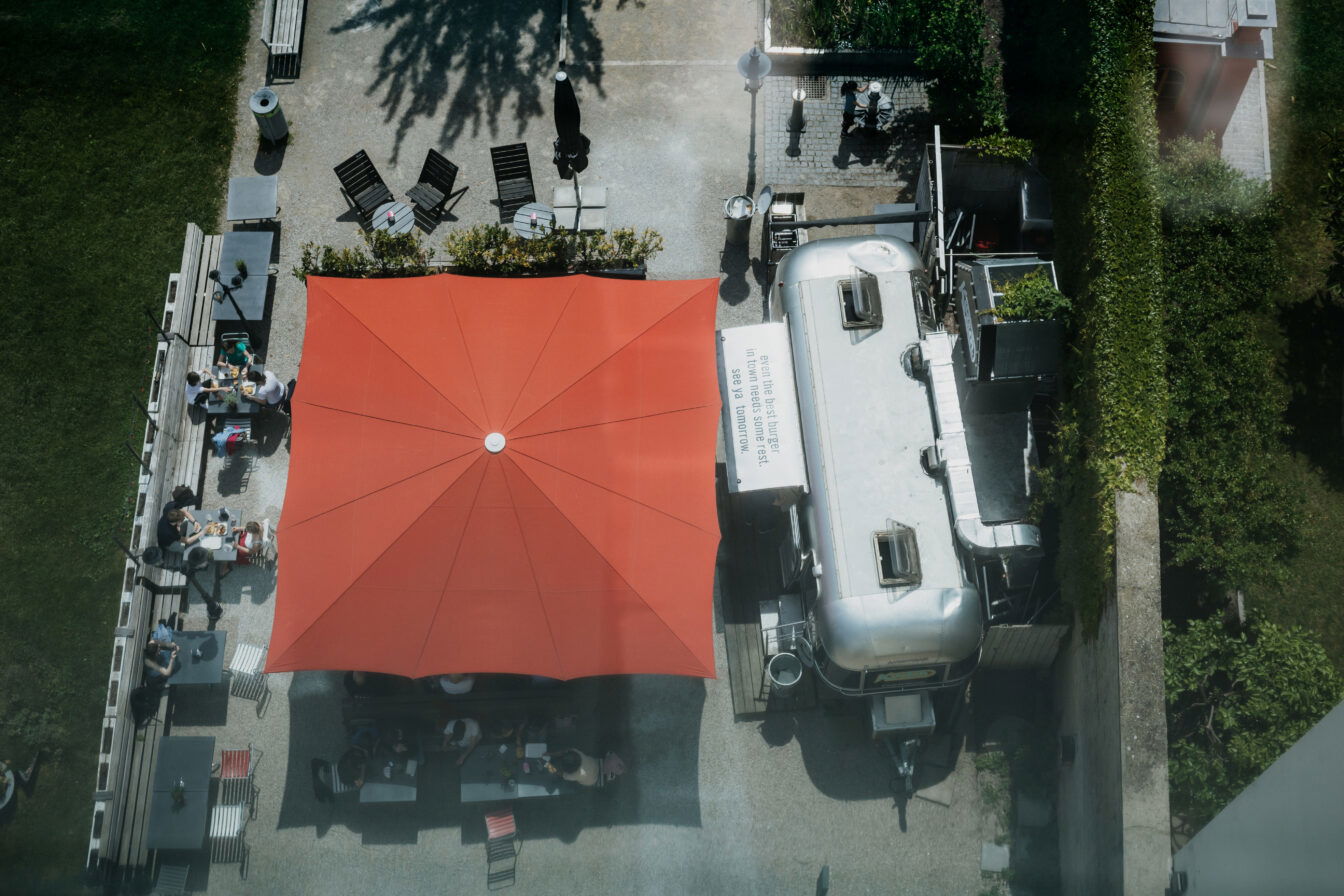 die Pop-up-Location von Kvetch im Weghuberpark vor dem 25hours Hotel in Wien, 1070