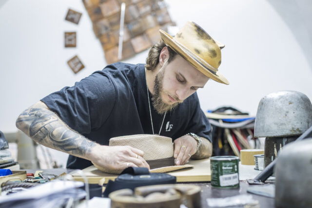 Im Rahmen einer Handwerks - Führung in Mülln haben die Teilnehmer:innen die Möglichkeit bei LF Hats Leon Freiberger bei der Arbeit über die Schulter zu blicken. Bei Beats & Drinks öffnet der Hutmacher seine Werkstatttüren.