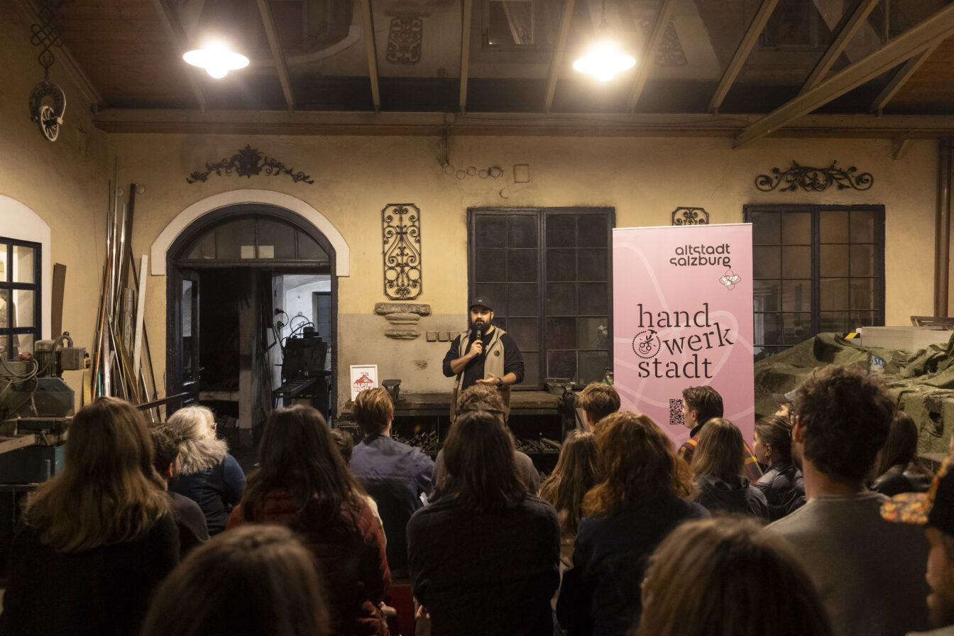 Zur Bühne für Stand - Up Comedy der „Alpine Fools“ zwischen Amboss und Schraubstock wird die kultige Schmiede der Schlosserei Wieber in der Getreidegasse, wenn es heißt: Handwerk trifft Mundwerk!