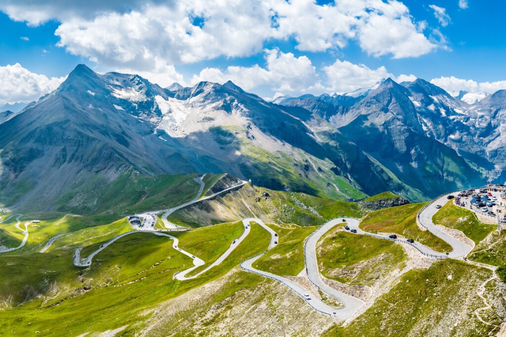 Blick auf die kurive Großglockner Hochalpenstraße im Sommer