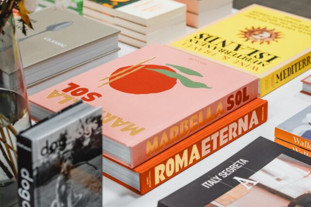 Buchhandlung mit gestapelten Büchern