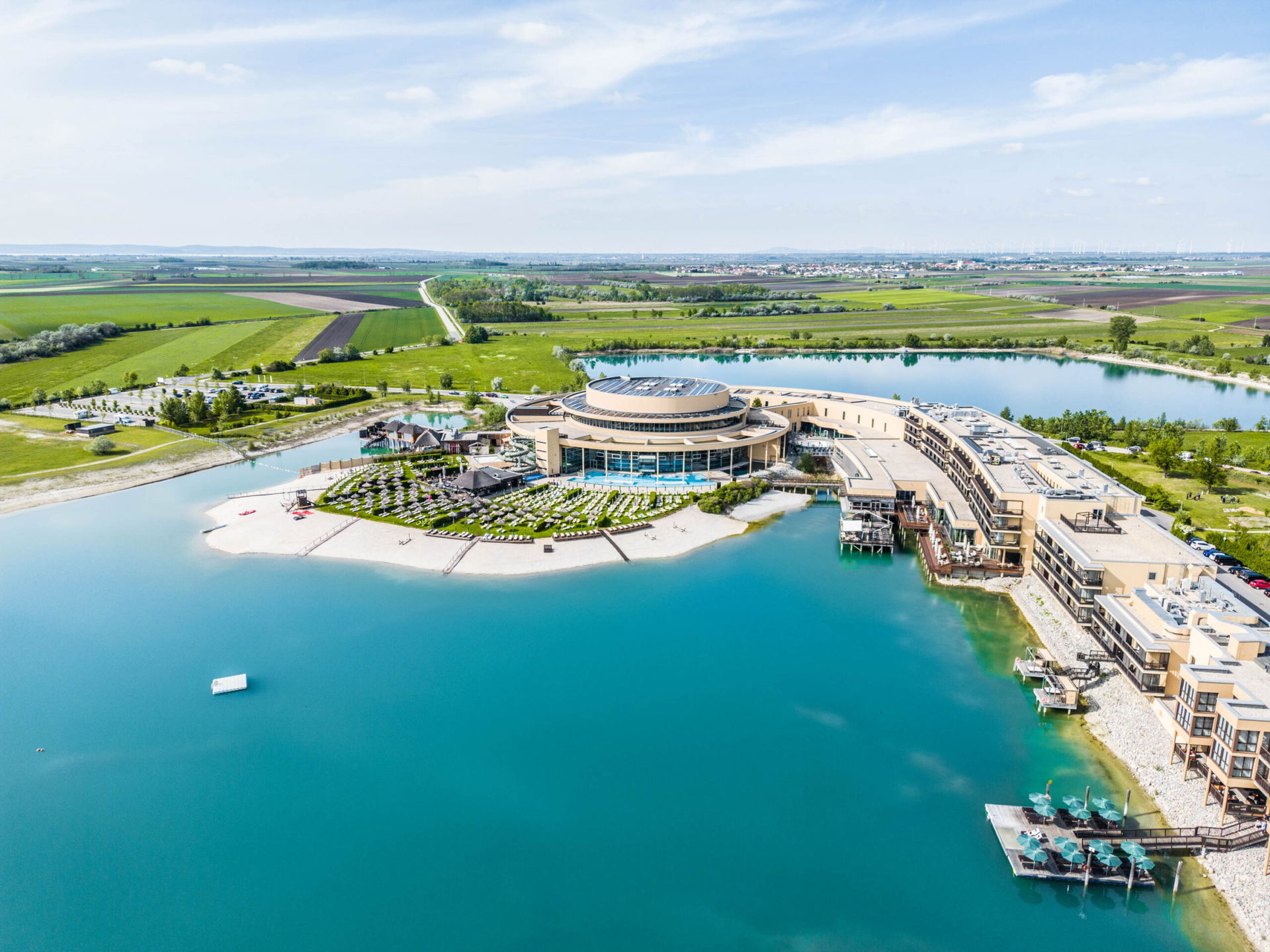 Blick auf die St. Martins Therme und Lodge im Sommer.