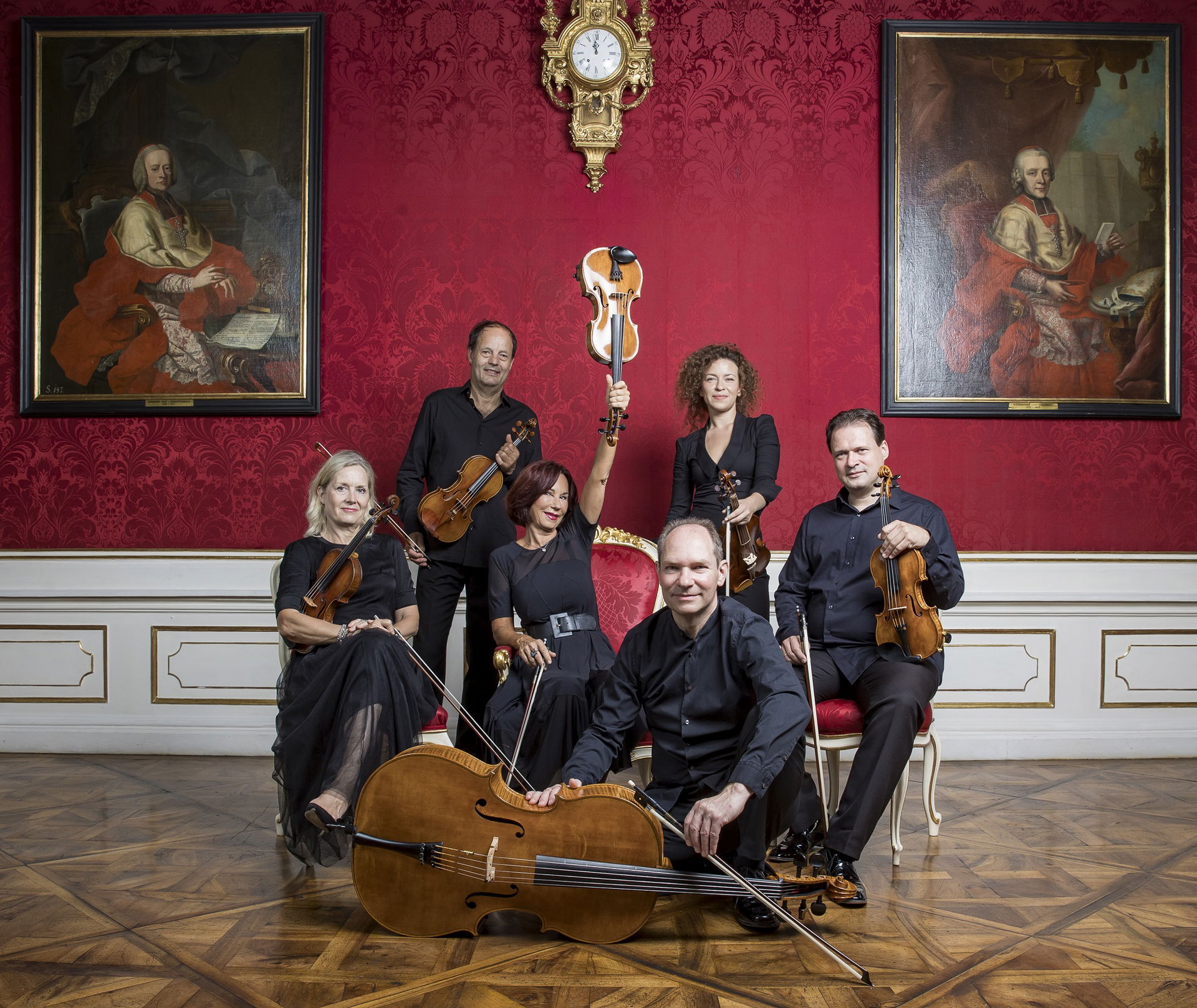 Ensemble von Date mit Mozart samt Instrumente