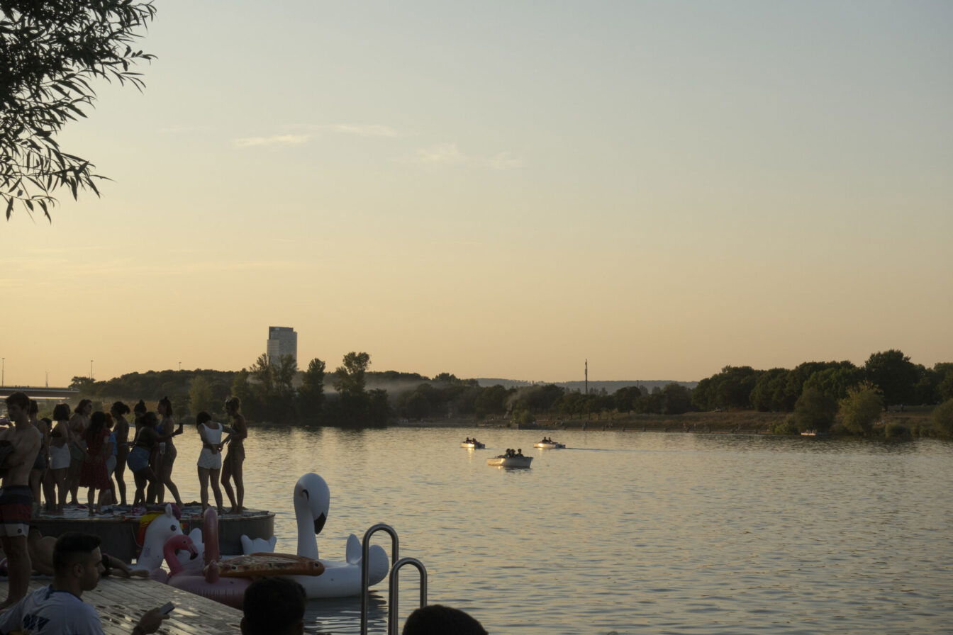 Menschen baden beim Pier 22 auf der Donauinsel