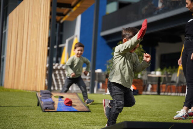 Kinder spielen bei Topgolf