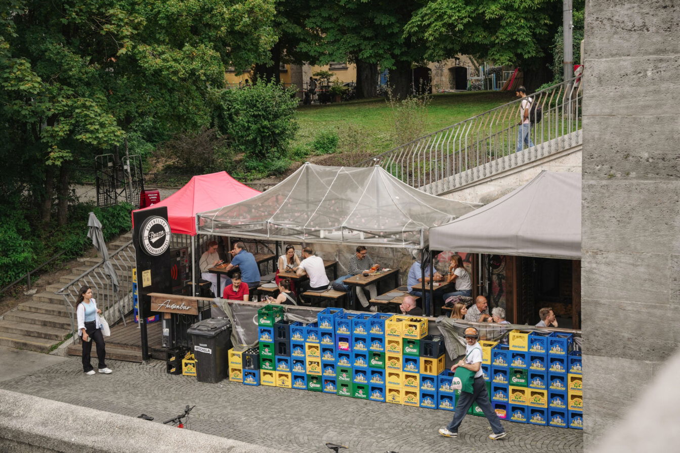 In der Bar Boazn direkt an der Isar in München gibt es Spritzer, selbstgebrautes Bier und köstliche Pinsa.