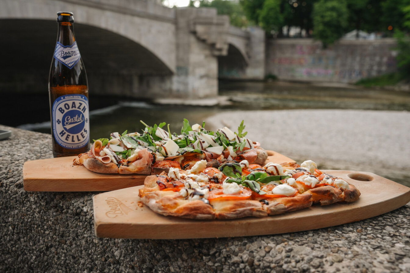 In der Bar Boazn an der Isar in München gibt es selbstgebrautes Bier und köstliche Pinsa.