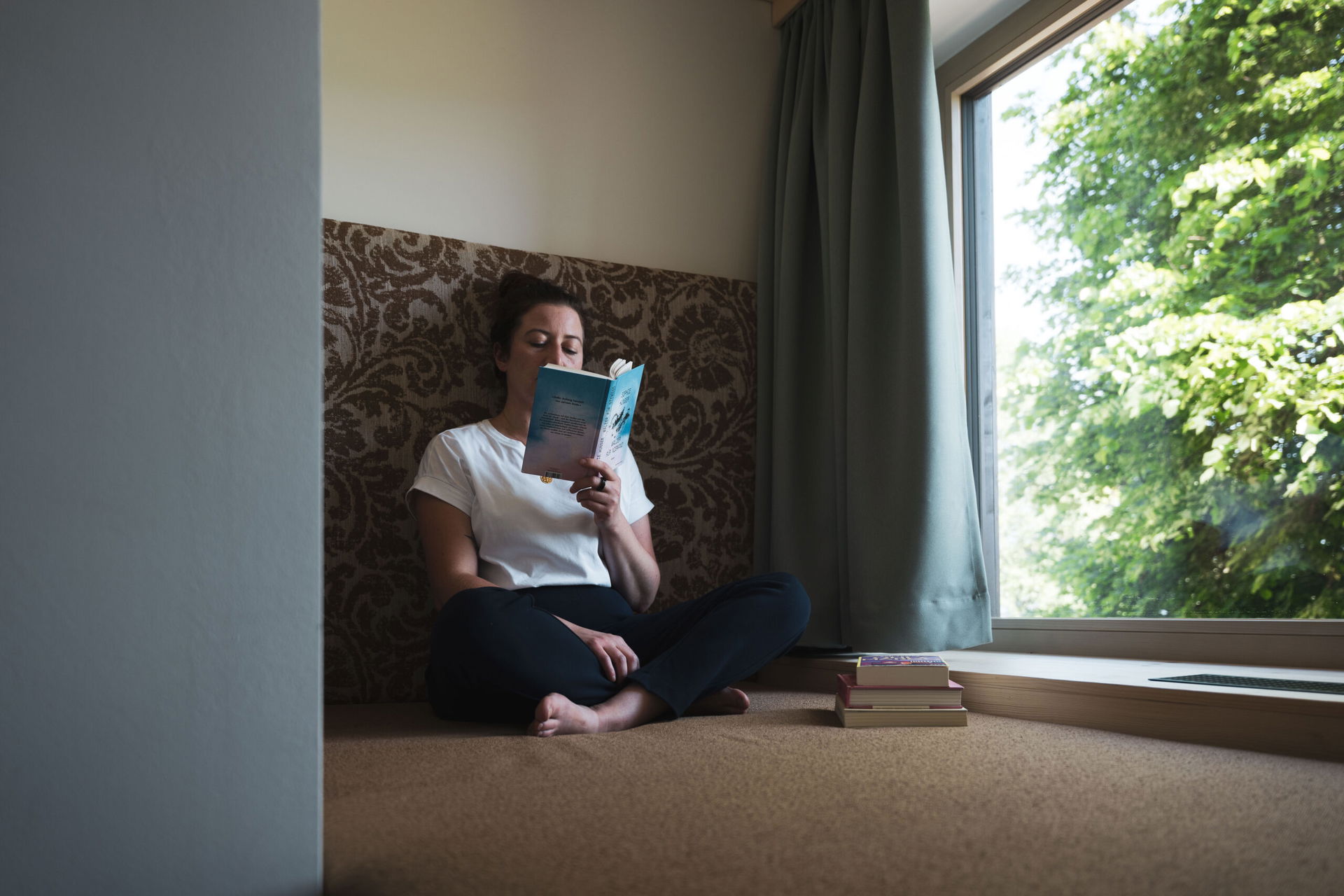 Frau liest ein Buch am Feistererhof in der Ramsau