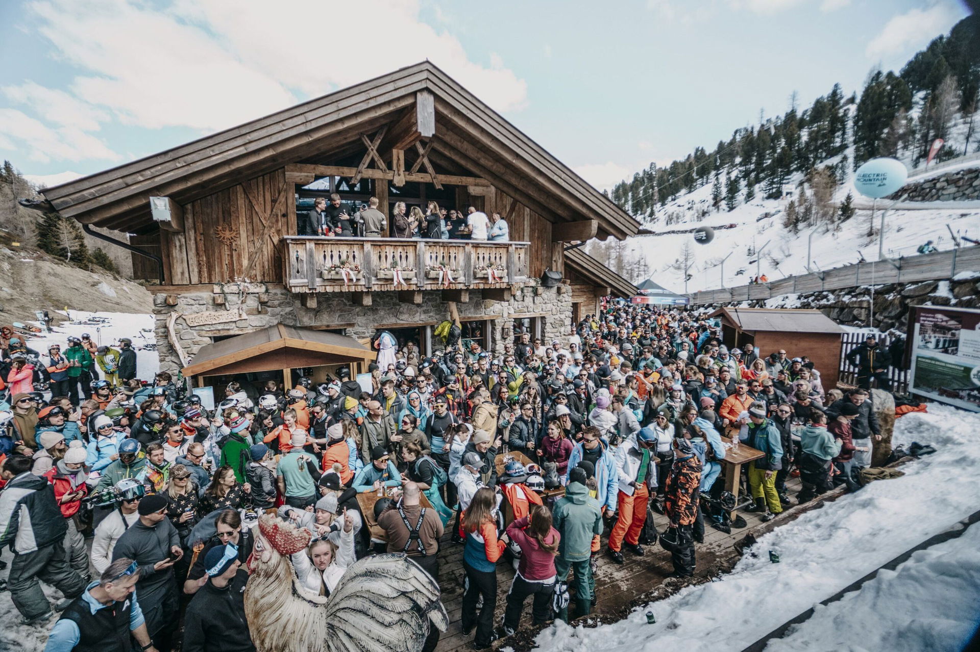 Skihütte mitten im Electric Mountain Festival.