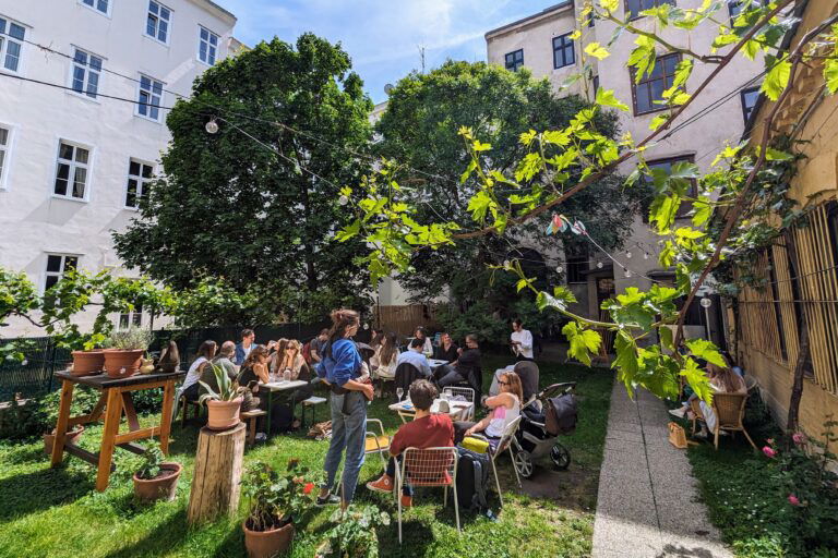 Frei Yoga Cafe Wien Gastgarten mit Tischen und Stühlen