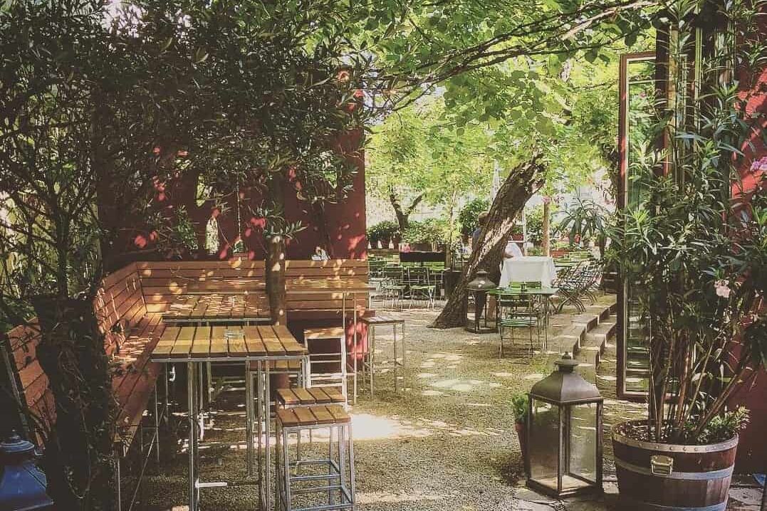 Museumsquartier Glacis Beisl: Ein schöner Gastgarten in einem Innenhof in Wien, 1070
