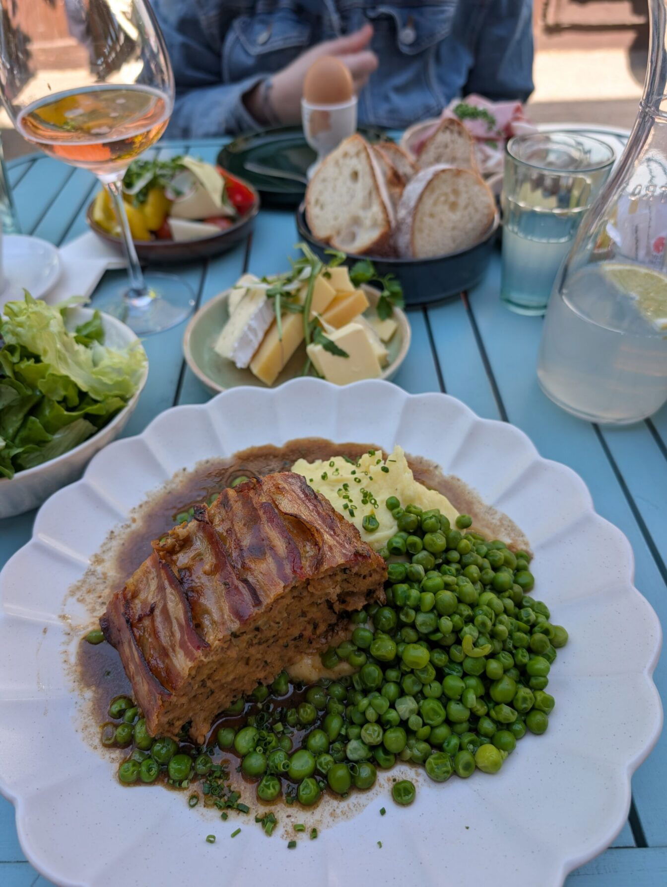 faschierter Braten als Mittagesteller im Gastgarten des Restaurants Heu und Gabel am Meidlinger Markt