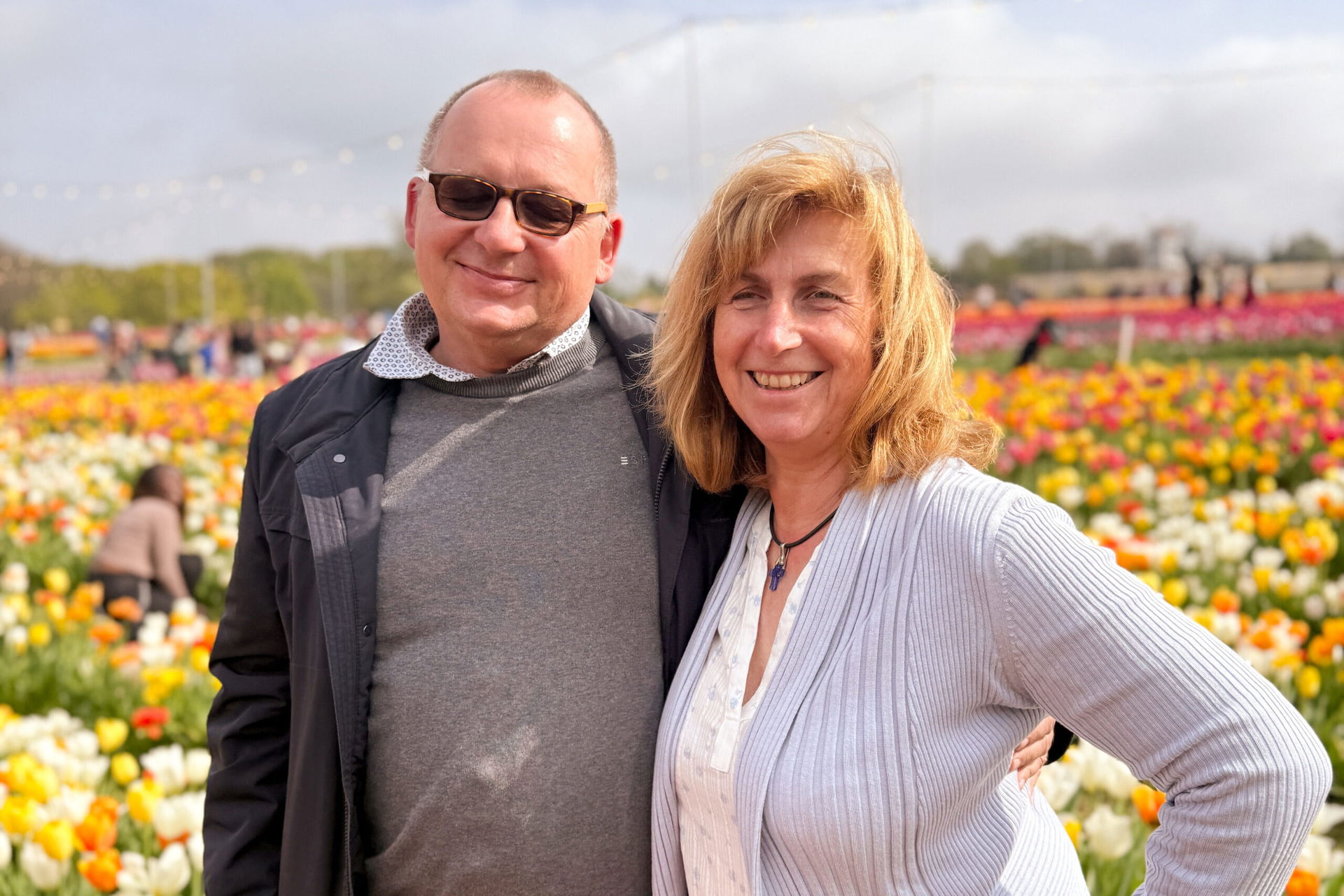 Franz und Elfriede Wunderlich im Tulpenfeld.