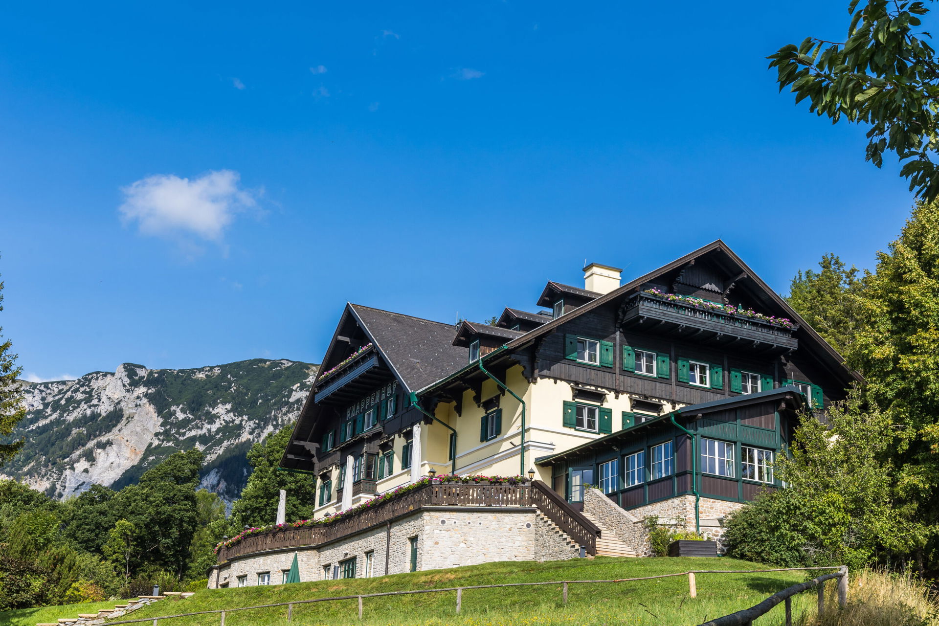 Das Hotel Knappenhof im sommerlichen Raxgebiet