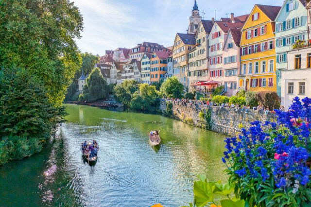 Bunte Häuserfront in Tübingen mit dem Fluss "Neckar" davor