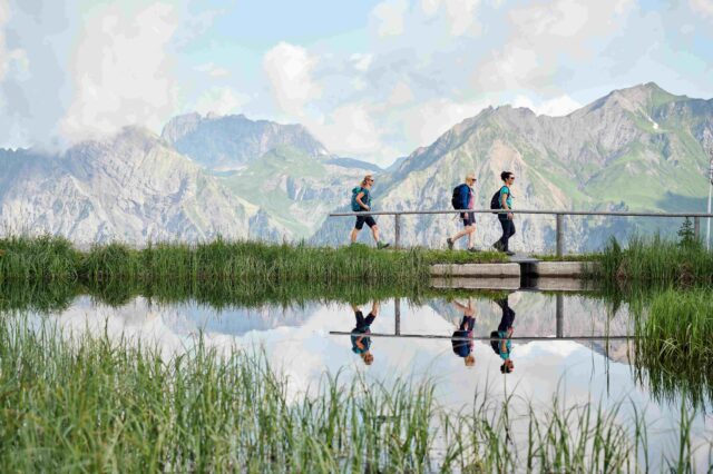 Alpines Wasser Festival im Klostertal. Wandernde auf dem Sonnenkopf.
