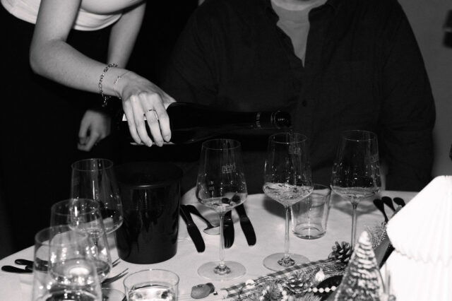 Bild mit Wein am Tisch