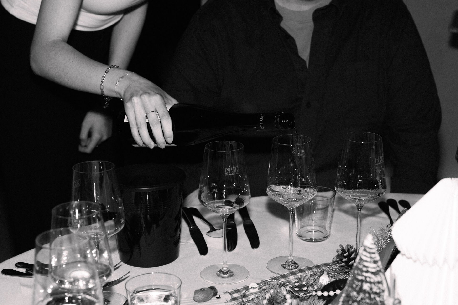 Bild mit Wein am Tisch