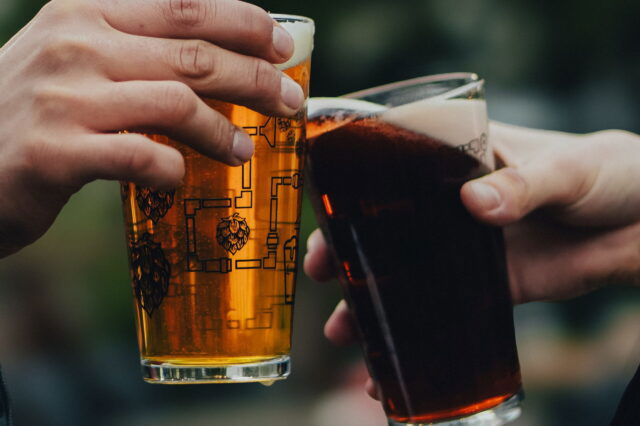 Bier in Wien: zwei Biergläser werden miteinander angestoßen