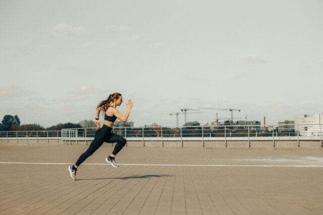 Läuferin legt einen Sprint hin bei den Social Run Clubs in Österreich.