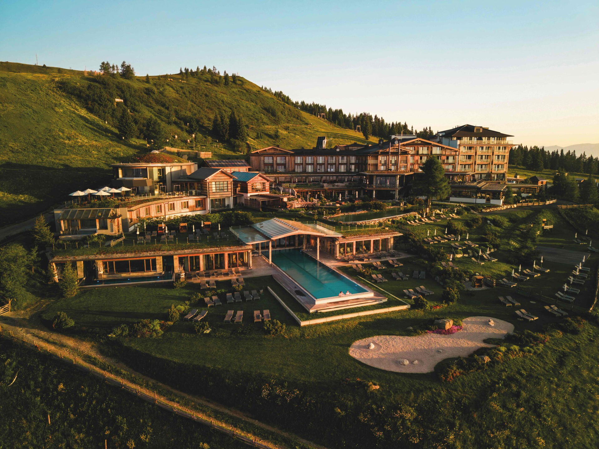 Blick auf das Mountain Resort Feuerberg bei Sonnenuntergang