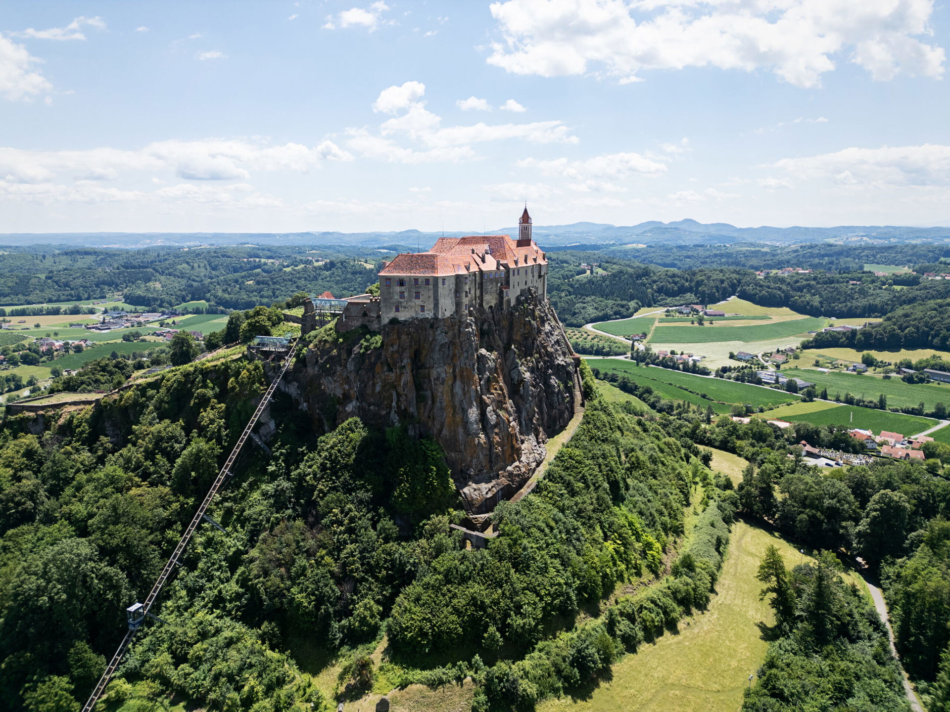 Blick aus der Vogelperspektive auf die Riegersburg im Sommer