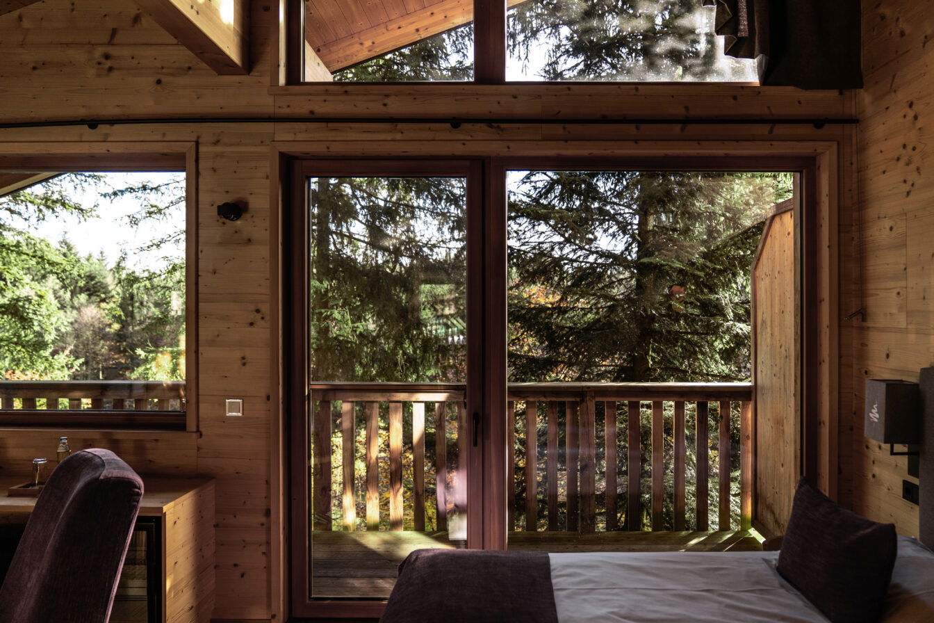 Blick aus einem Zimmer im Baumhotel: Unterkünfte im Wald in der WaldEndeckerWelt im Innviertel, einem Ausflugsziel in Oberösterreich