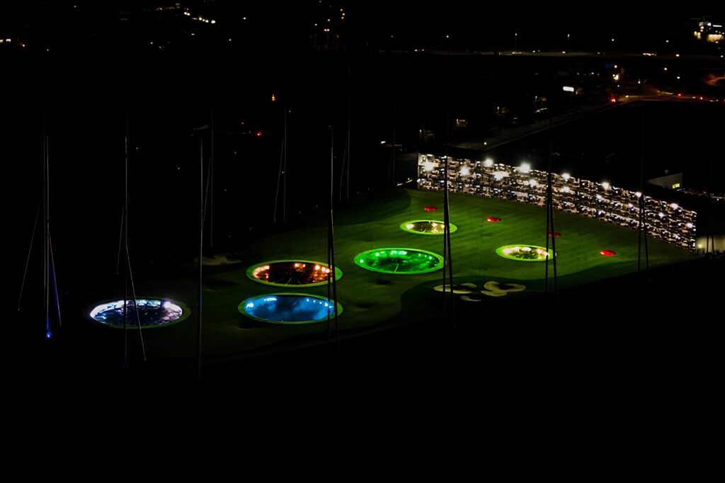 Topgolf Wien bei Nacht von oben