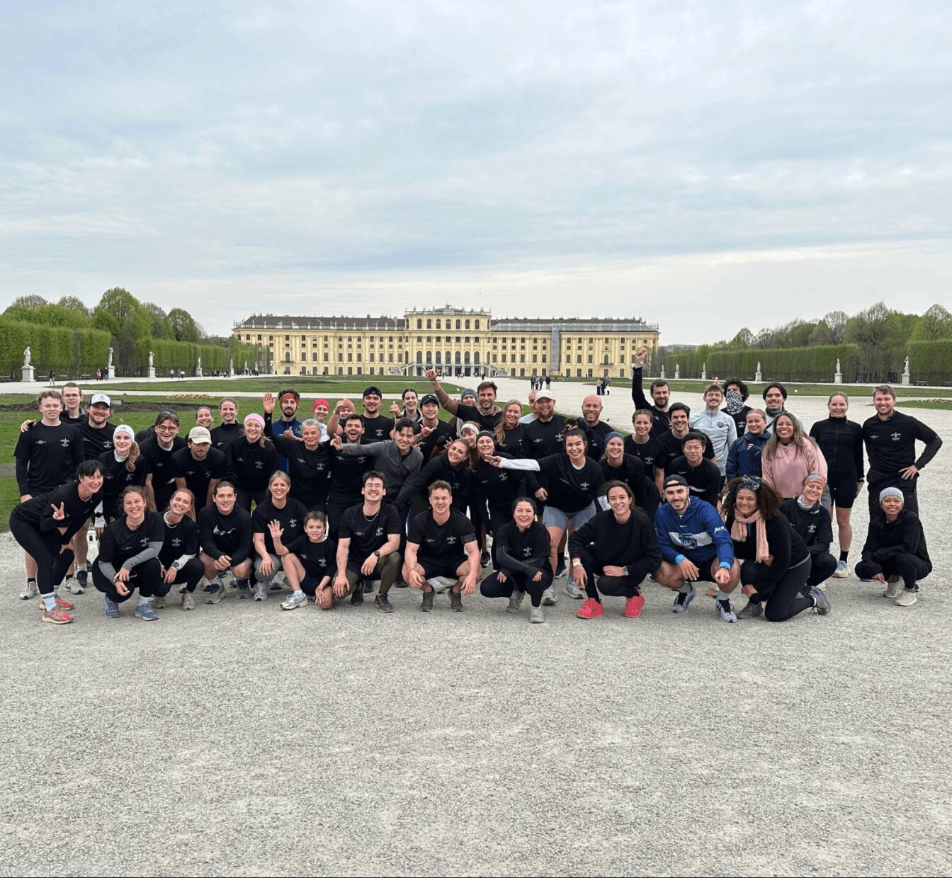 Running Clubs in Wien: Der GOTA Running Club vor dem Schloss Schönbrunn
