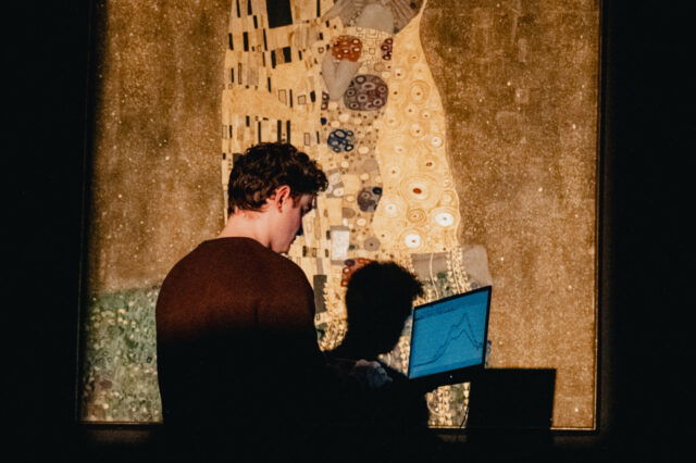 Gold-Messung von Klimt's „Der Kuss“ durch Student Julius Sobieczky der Technischen Universität Wien.