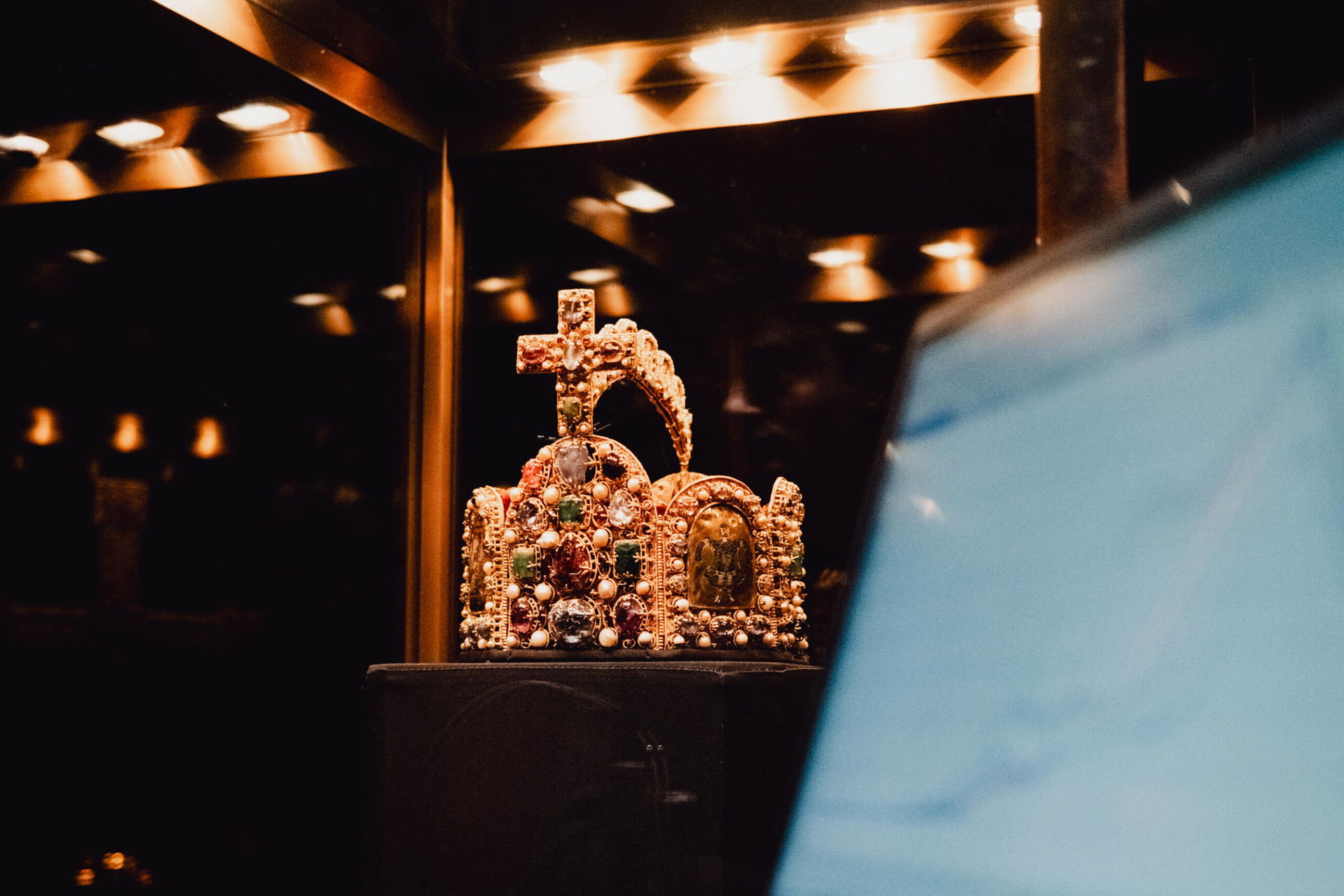 Messung der Wiener Reichskrone in der Kaiserlichen Schatzkammer Wien.