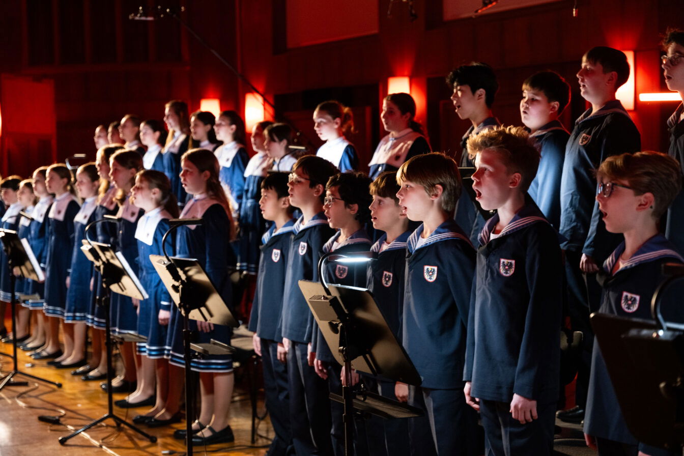 Das atmosphärische Goldrauschen wurde durch die Stimmen der Wiener Sängerknaben und Wiener Chormädchen veredelt.