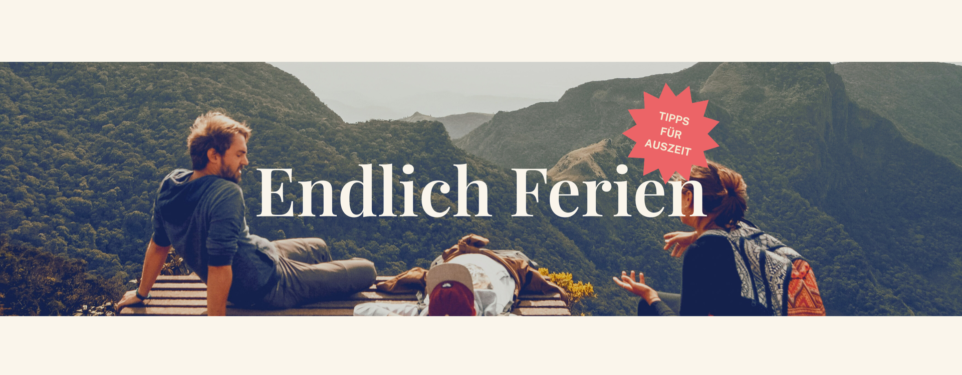 Personen sitzen auf Aussichtspunkt über grüner Berglandschaft